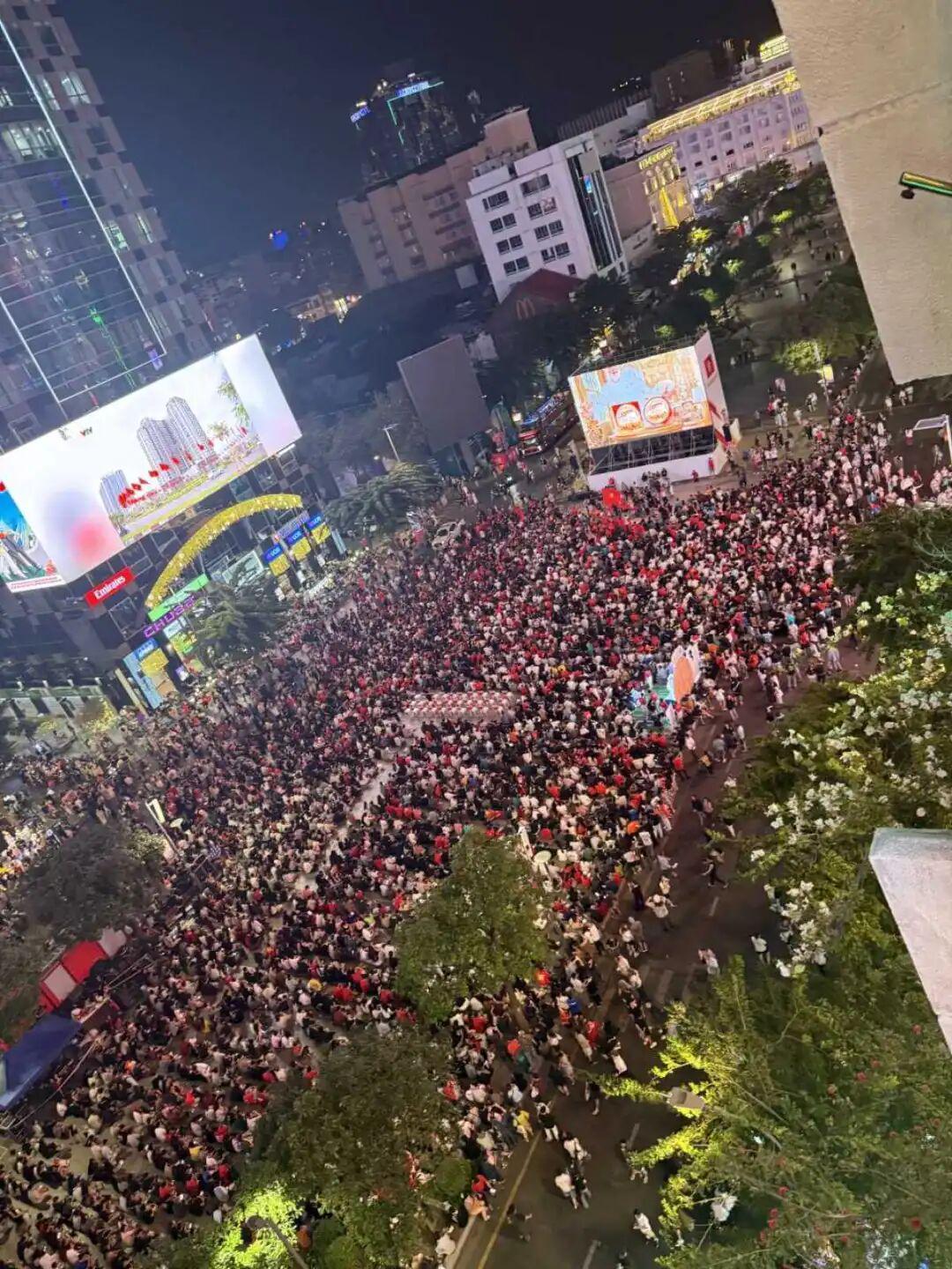 8868在线官网登录入口-越南数万名球迷街头围观“中越之战”，郑州球迷“混入”其中：中国队进球时，周围是寂静的、我内心是沸腾的