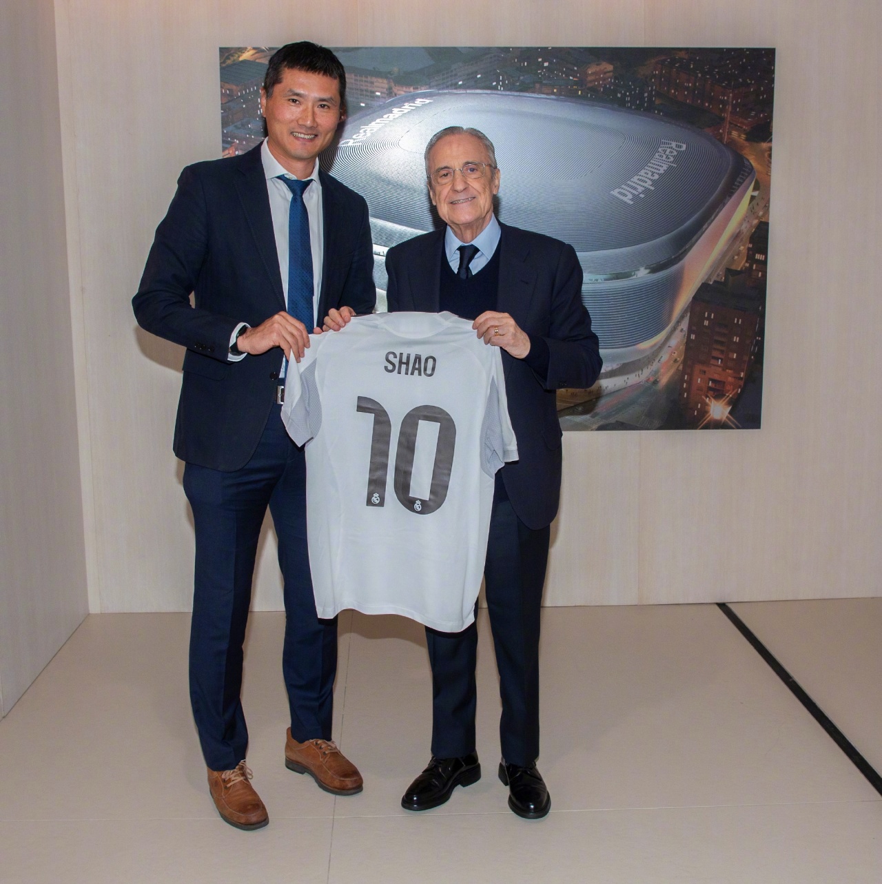 8868在线官网登录入口-国足主帅邵佳一到访皇马，与弗洛伦蒂诺合影+获赠10号球衣