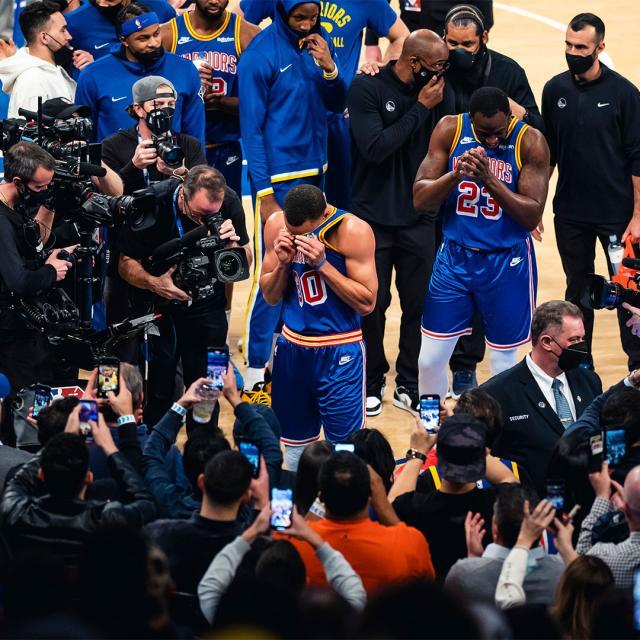 8868在线官网登录入口-历史时刻八方来贺！众星恭喜库里加冕NBA三分王