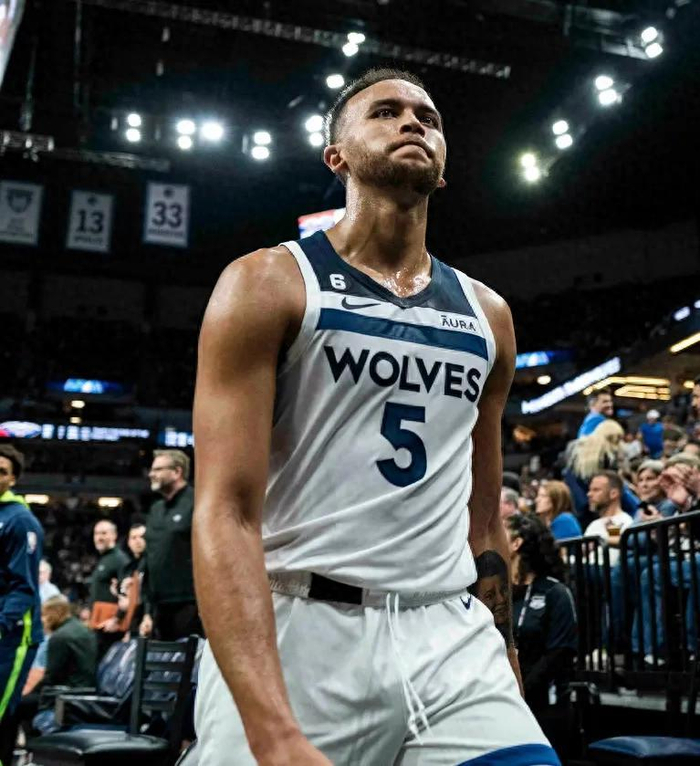 李凯尔刚加盟森林狼！就成队史第一人，曾帮助球队杀进西决！|圣安东尼奥马刺队|金州勇士队|迈阿密热火队|犹他爵士队|明尼苏达森林狼队_新浪新闻