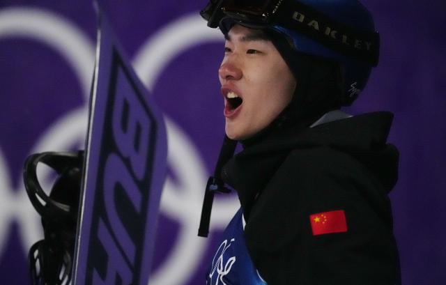 8868在线官网登录入口-两个周期两登领奖台 苏翊鸣摘铜仍载入大跳台史册