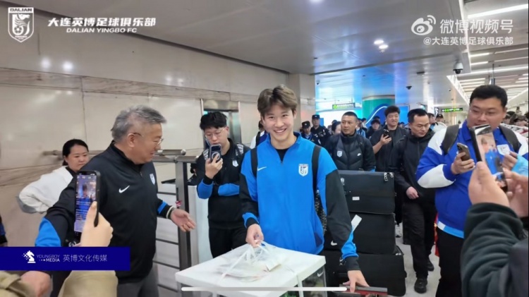 8868在线官网登录入口-热情！接机的大连球迷为今天满19岁的杨铭锐送蛋糕，祝他生日快乐